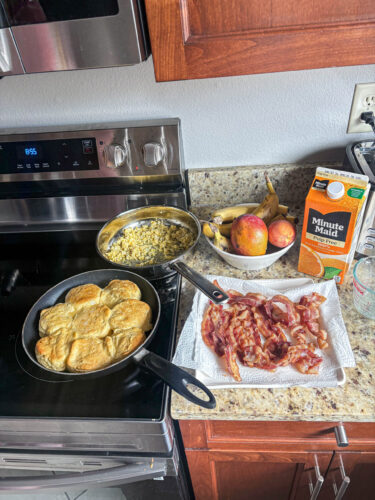 How to Save Money on Meals While On Vacation - Meals I've Made While on Vacation - How to Budget for Meals on Vacation - Breakfast - Lunch - Dinner - athomewithzan (24)