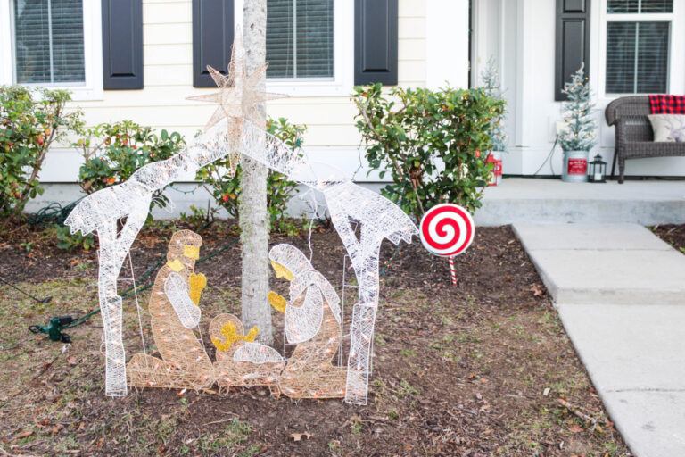 Outdoor Christmas Décor - athomewithzan.com