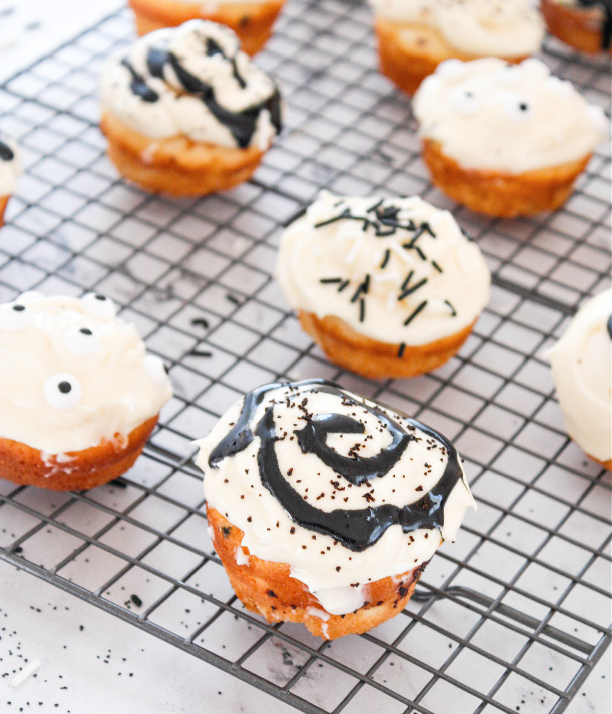 Halloween-Cupcakes-Black-and-White-Cupcakes-Halloween-Treats-for-Kids-athomewithzan.com