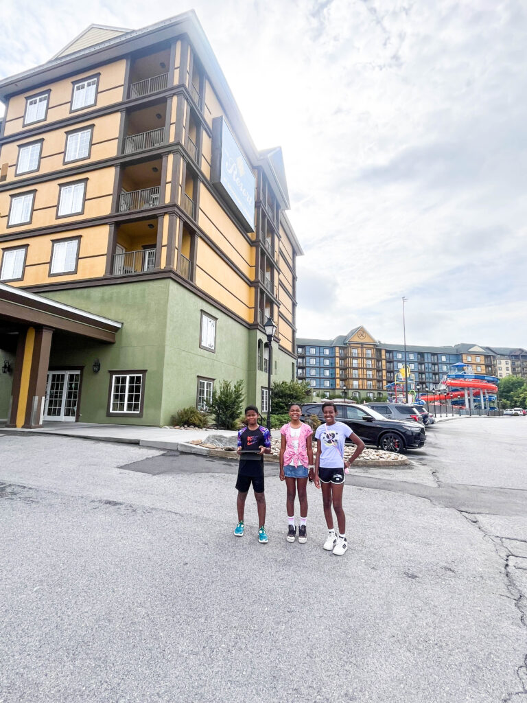 Trip-to-the-Smokey-Mountains-Dollywood-Pigeon Ford-Tennessee-athomewithzan.com