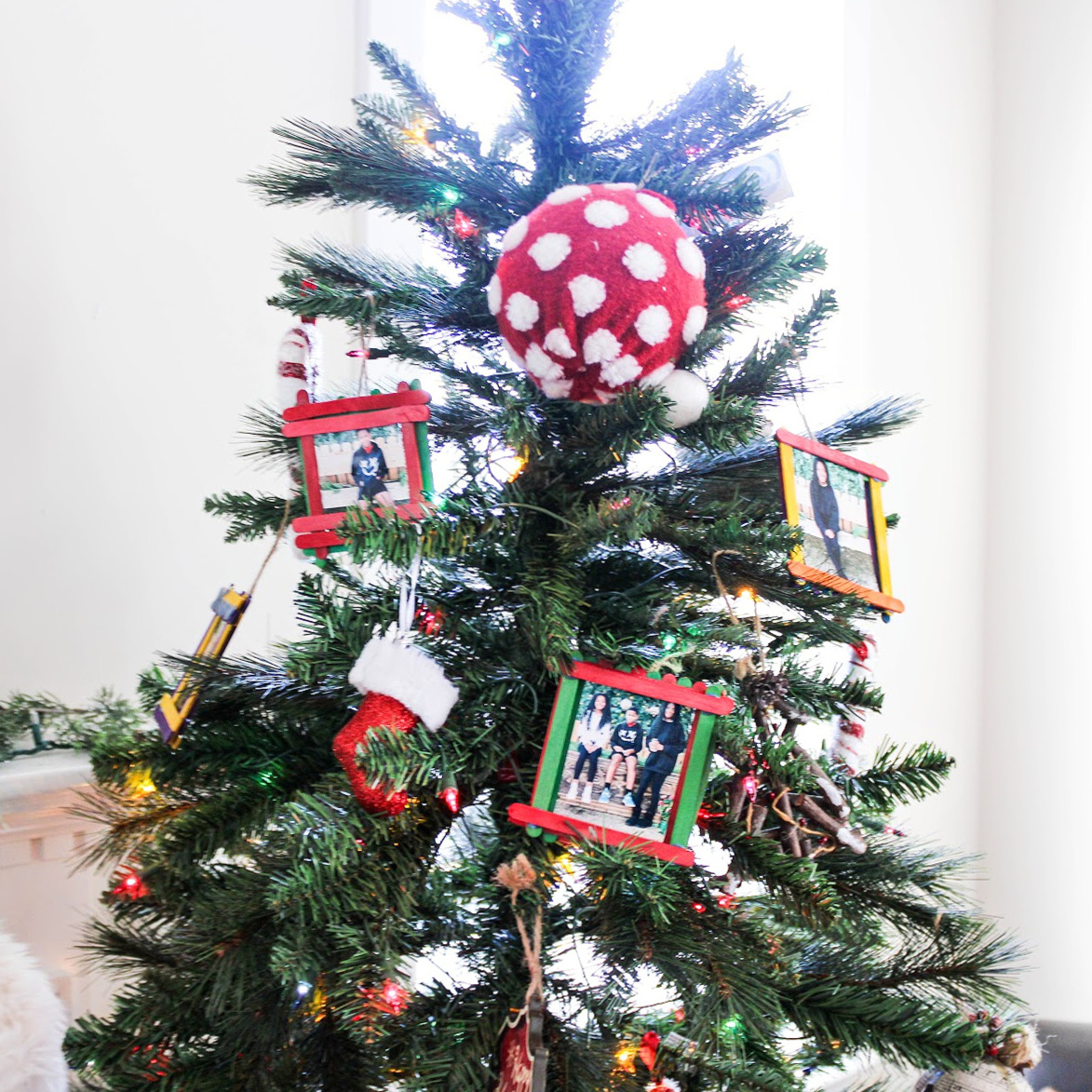 Popsicle-Stick-Photo-Frame-Christmas-Crafts-for-Kids-athomewithzan.com